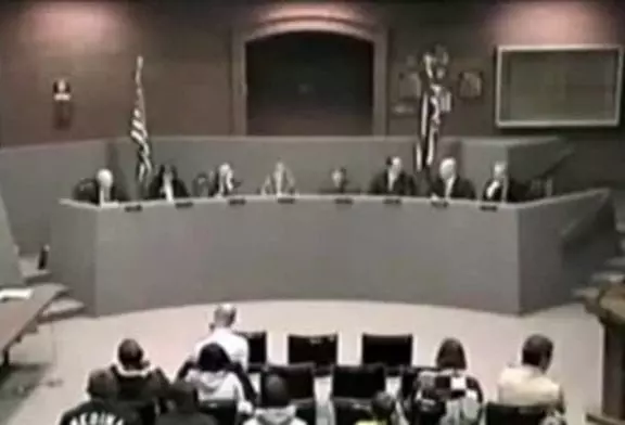 Un membre du conseil municipal fait une proute durant une audience