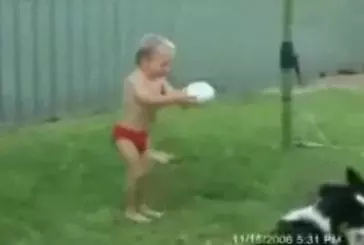 Enfant se prépare à shooter dans la balle