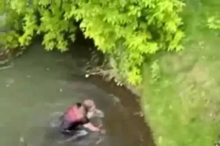 Marcher sur un tube métallique FAIL