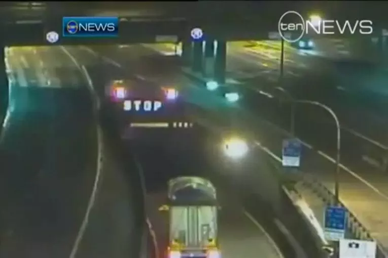 Hologrammes affichés sur une chute d'eau à l'entrée des tunnels de Sydney