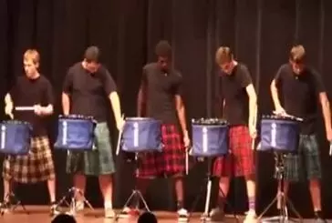 Impressionnant spectacle de tambours en ligne