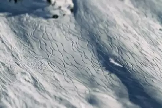 Très belle vidéo sur la vie d’un village de ski miniature