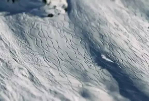 Très belle vidéo sur la vie d’un village de ski miniature