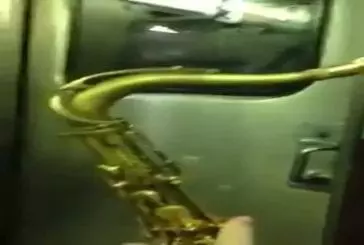 Bataille de saxophone dans nyc métro