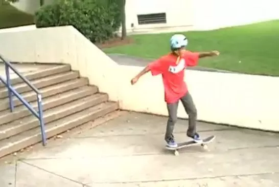 Première glissade en skateboard de cet enfant