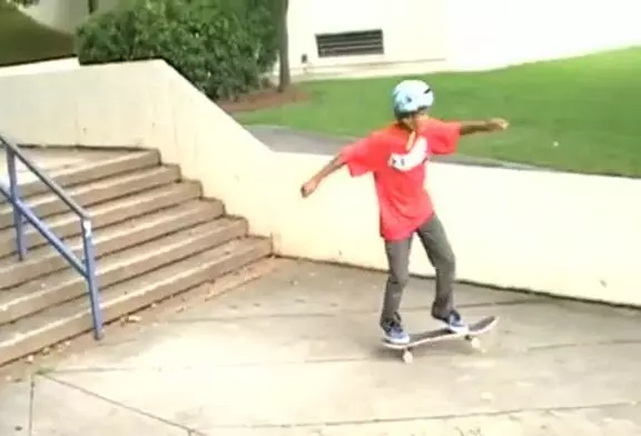 Première glissade en skateboard de cet enfant