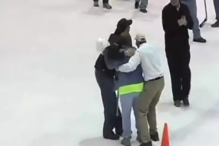 Faire rentrer la rondelle de hockey dans un trou minuscule pour gagner