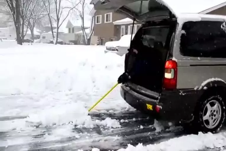 Comment déblayer la neige devant chez soi quand on est parresseux