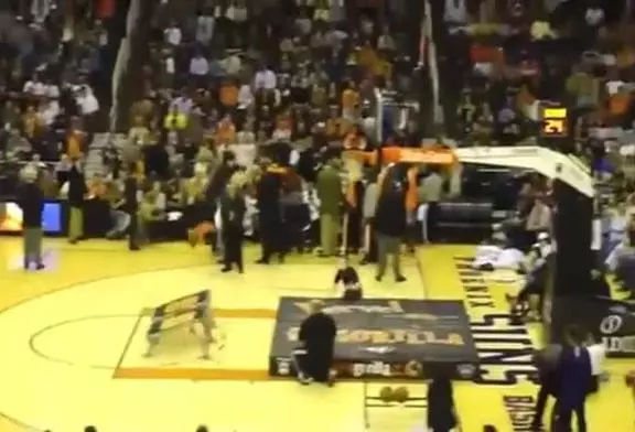 Enfant se dunk lui-même dans le panier de basket