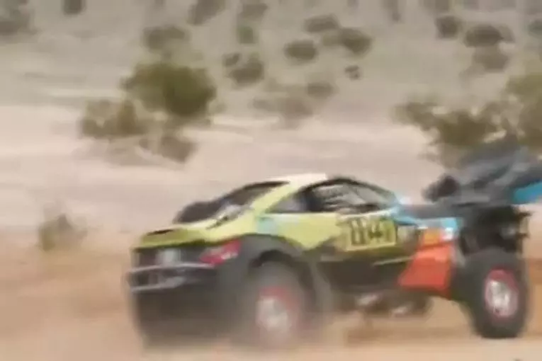 Voiture de rallye front flip et continue sa route