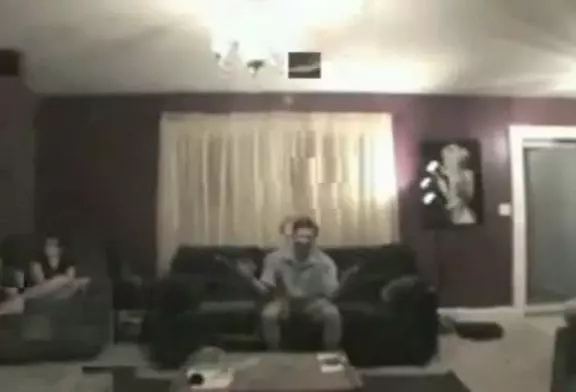 Explosion surprise d'un canapé airbag