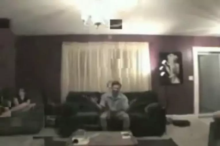Explosion surprise d'un canapé airbag