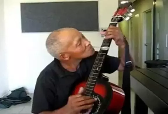 Guitariste de cuillère à café