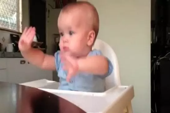 Bébé fait une danse sexy au son de la musique