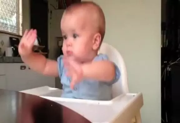 Bébé fait une danse sexy au son de la musique