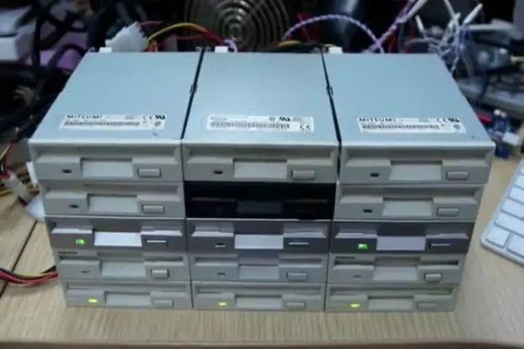 Super Mario Bros avec des disquettes
