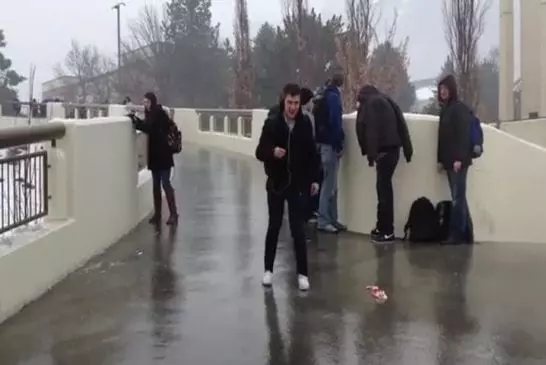 S'amuser sur un pont verglacé