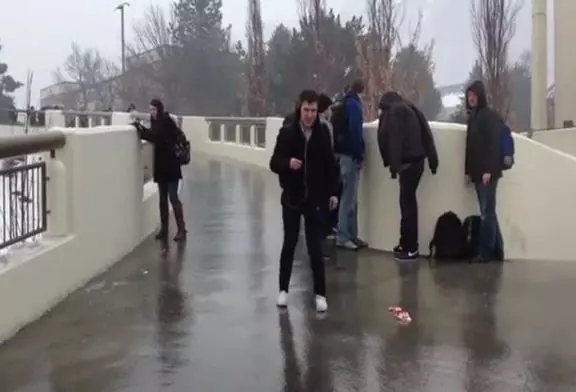 S'amuser sur un pont verglacé