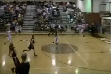 Cette joueuse de basket marque un panier depuis le fond du terrain