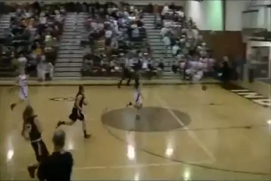 Cette joueuse de basket marque un panier depuis le fond du terrain