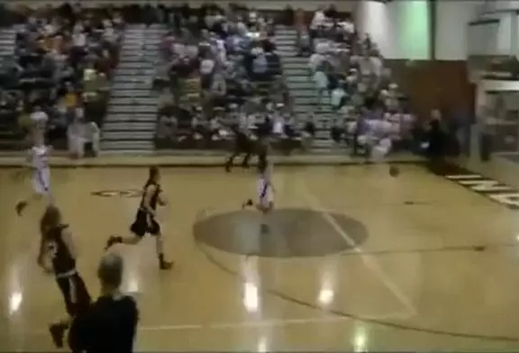 Cette joueuse de basket marque un panier depuis le fond du terrain