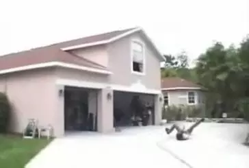 Skateur fou saute du toit de sa maison