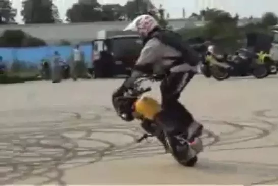 Acrobaties sur une mini-moto