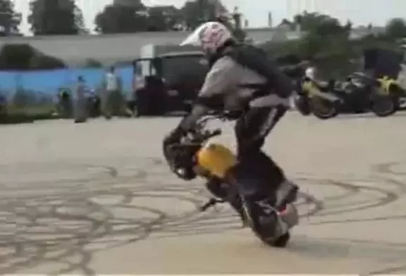 Acrobaties sur une mini-moto