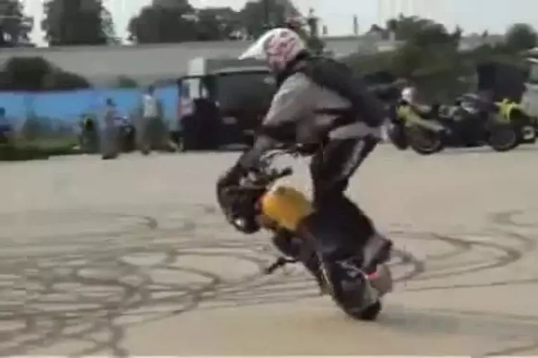 Acrobaties sur une mini-moto