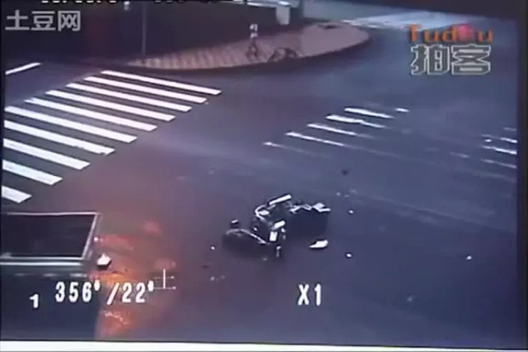 Mobylette fonce dans un camion et fait un front flip sans se blesser