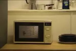 Cubiténaire de vin dans le micro-ondes