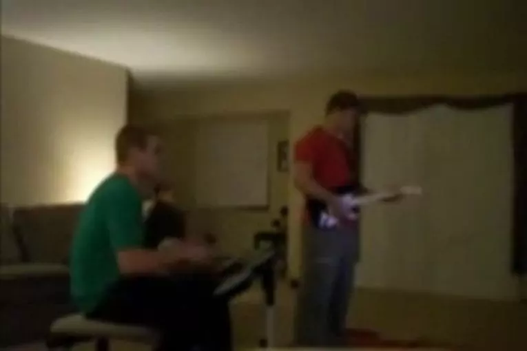Ces 2 meufs en ont marre que leur mec joue à la console de jeux