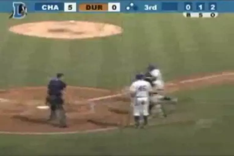 Incroyable jeu de touche-touche durant un match de baseball