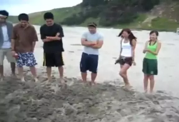 Creuser un trou ultra profond à la plage