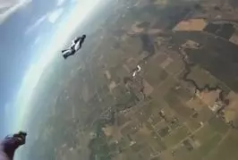 Parachutiste sauvé par le parachute de secours