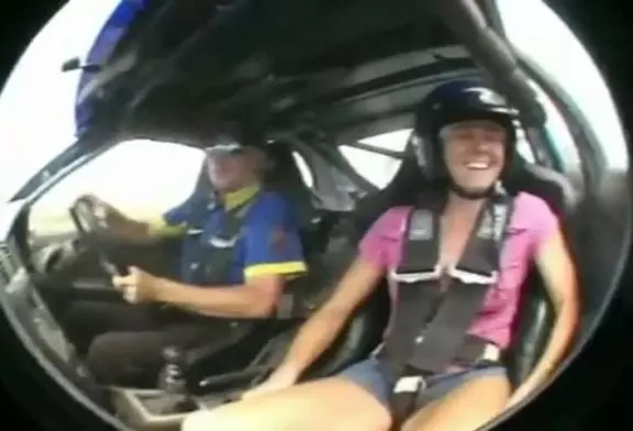 Comment faire crier les filles dans une voiture de rallye