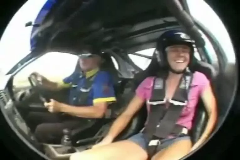 Comment faire crier les filles dans une voiture de rallye
