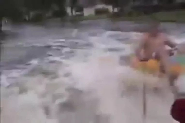 Faire de la bouée après le passage d'un ouragan dévastateur
