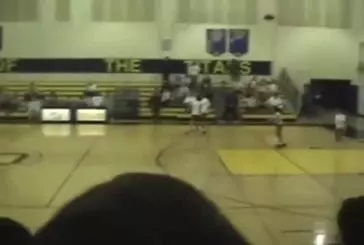 Entraîneur de basket jette la balle dans la figure de sa joueuse