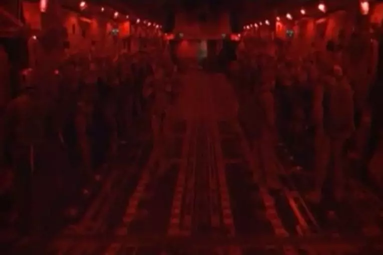 Parachutage depuis un avion C-17