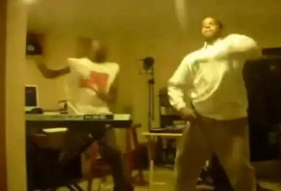 2 mecs qui mettent l'ambiance