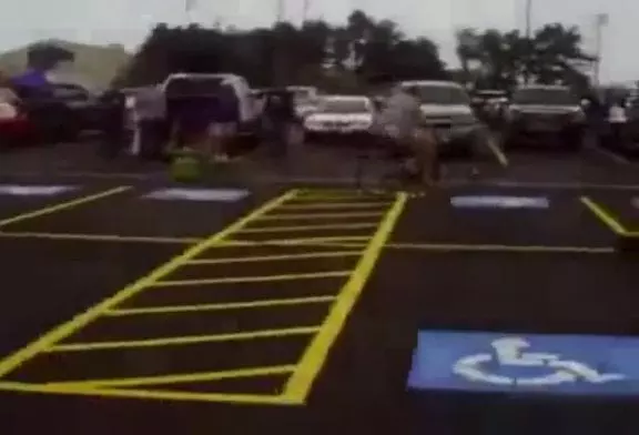 Chute en vélo sur un parking de centre commercial