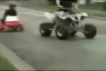 Se faire tracter par un quad assis sur une mini-voiture FAIL
