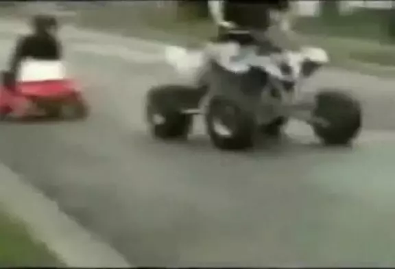 Se faire tracter par un quad assis sur une mini-voiture FAIL