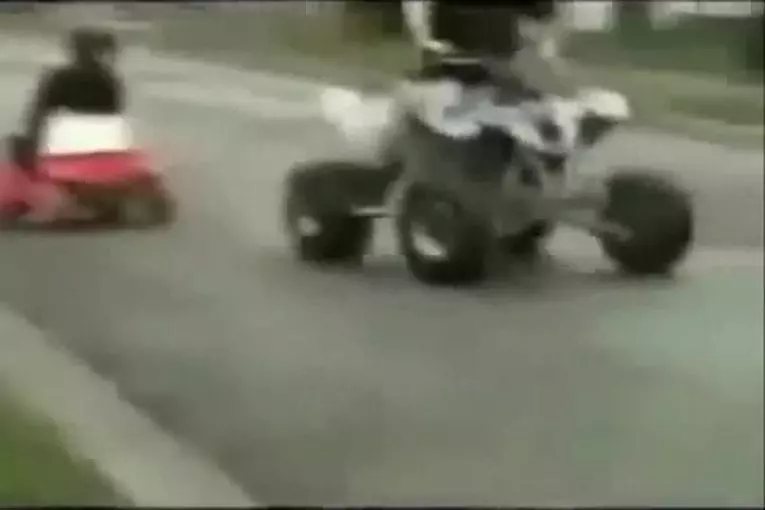 Se faire tracter par un quad assis sur une mini-voiture FAIL