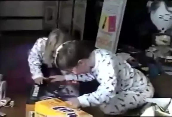 Enfants super heureux pour noël