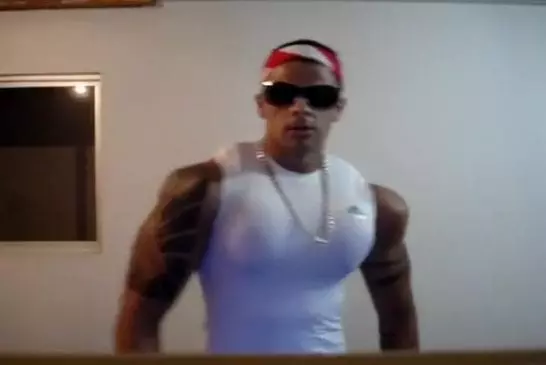 Mec a pris trop de stéroïdes