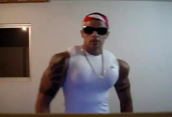 Mec a pris trop de stéroïdes