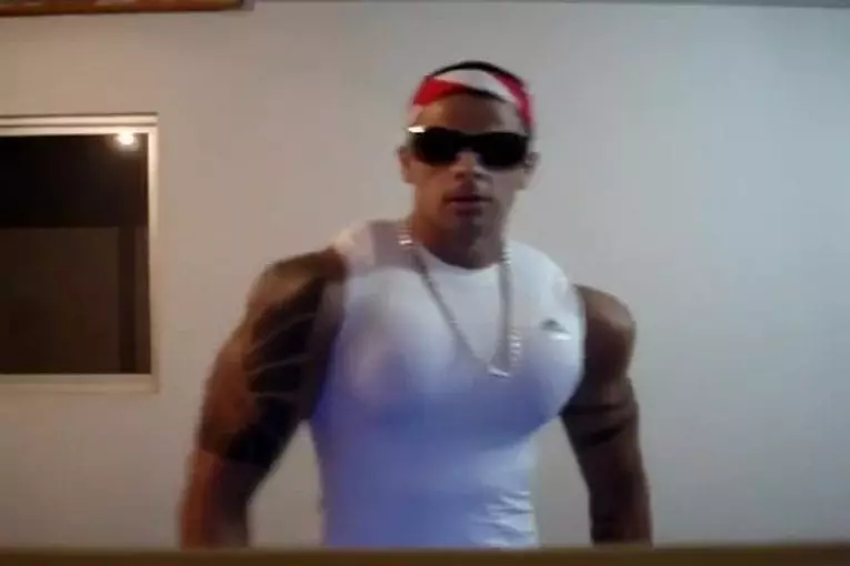 Mec a pris trop de stéroïdes