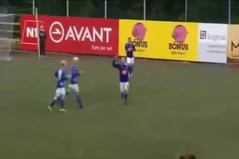 Célébrer un but de football sur les toilettes
